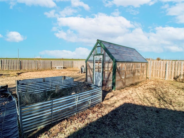 view of yard with an outbuilding