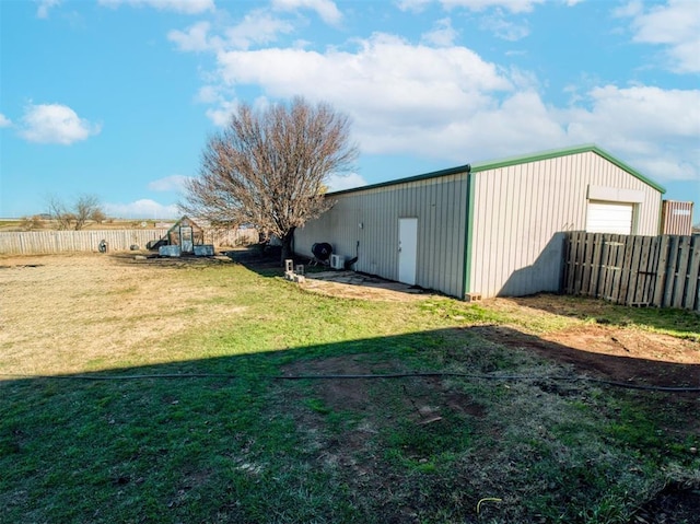 view of yard featuring an outbuilding