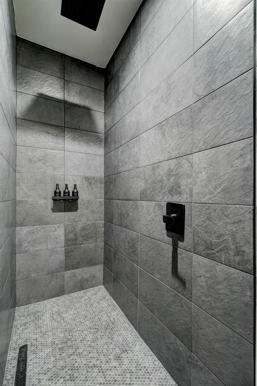 bathroom featuring a tile shower