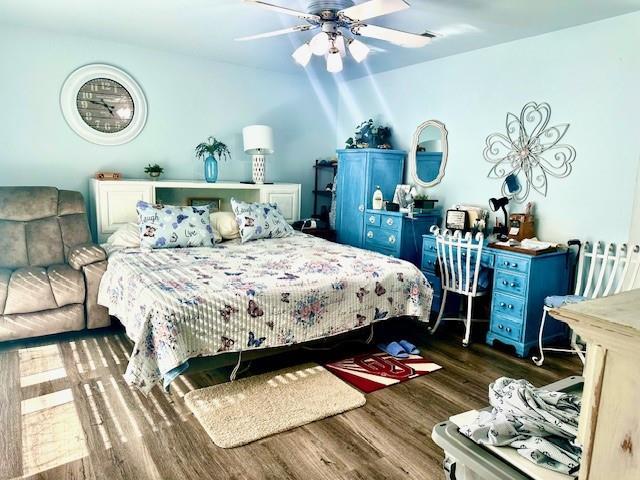 bedroom featuring dark hardwood / wood-style floors and ceiling fan