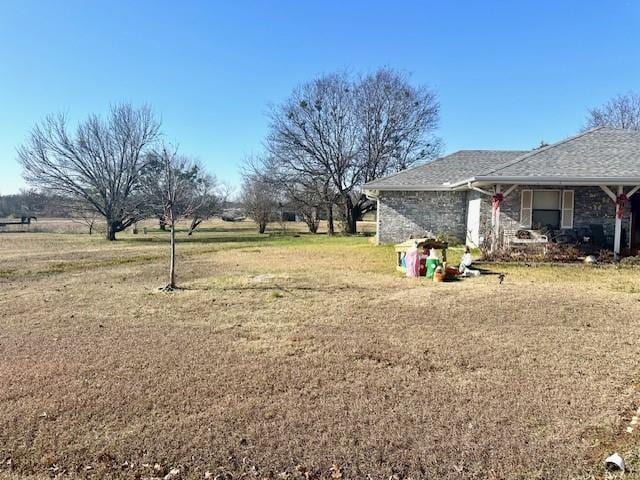 view of yard featuring a rural view