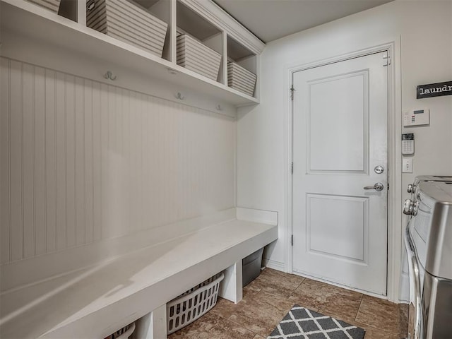 mudroom featuring washer and clothes dryer