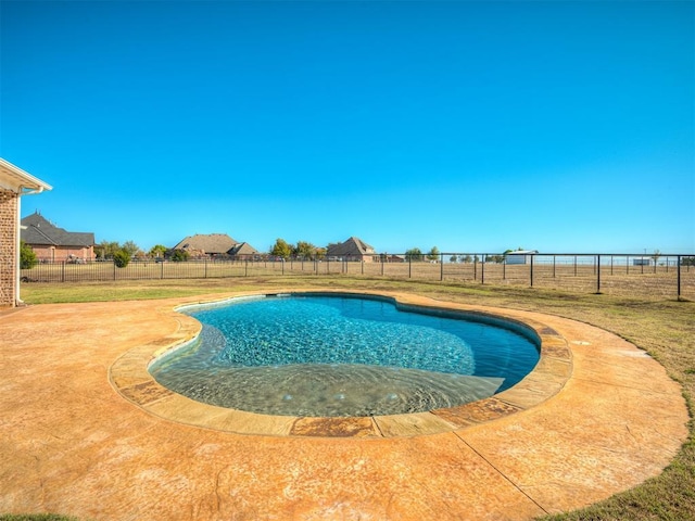 view of swimming pool featuring a lawn