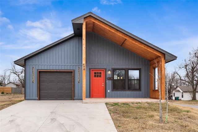 view of front facade featuring a garage