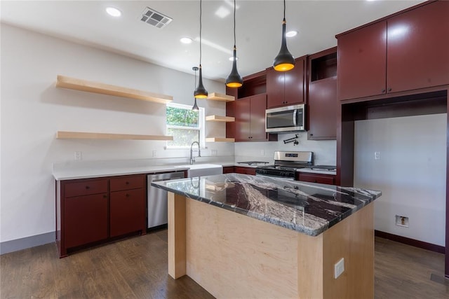 kitchen featuring sink, a center island, stainless steel appliances, dark hardwood / wood-style floors, and pendant lighting