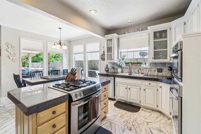301 Club House Dr, Shawnee, OK 74801 - kitchen with appliances with stainless steel finishes, a sink, light marble finish flooring, a chandelier, and a textured ceiling