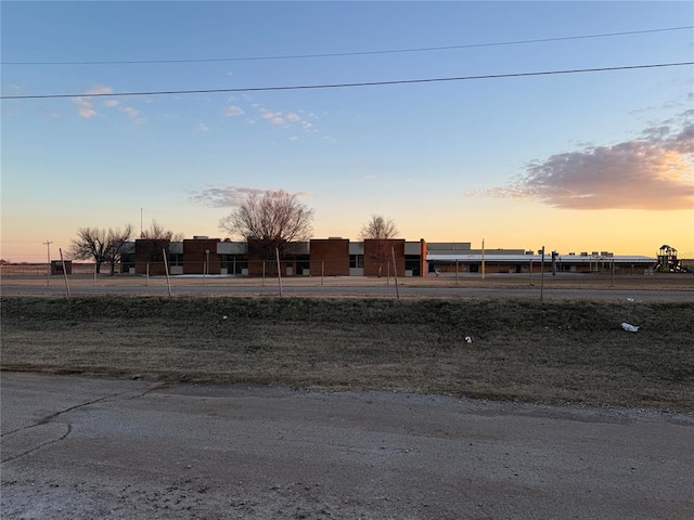 view of yard at dusk