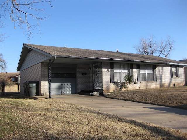 single story home featuring a front lawn