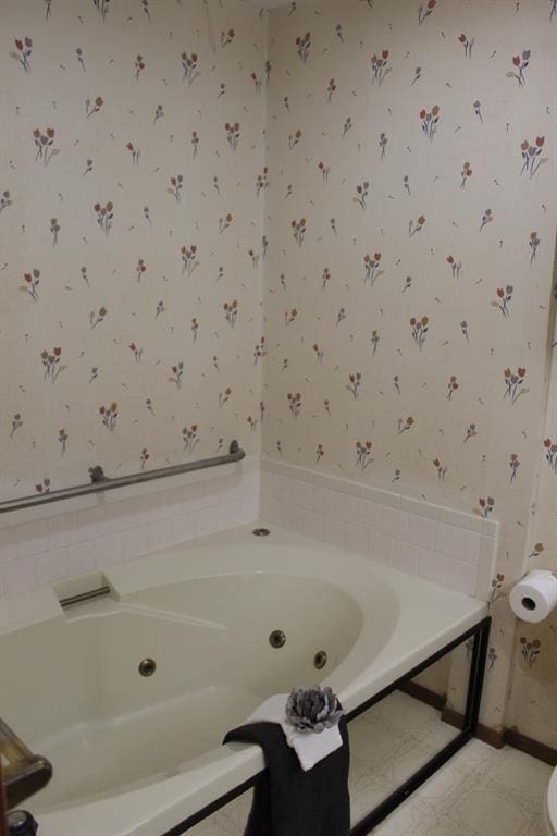 bathroom featuring a washtub