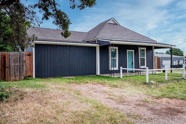 view of front of house featuring a front yard