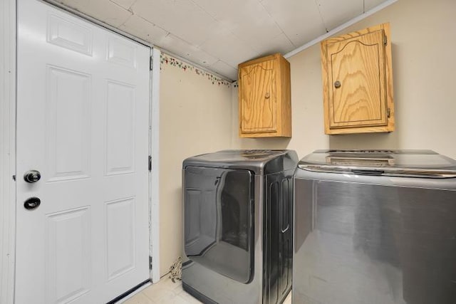 laundry room featuring cabinets and independent washer and dryer