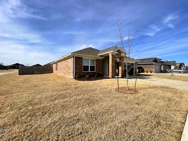 single story home featuring a front yard