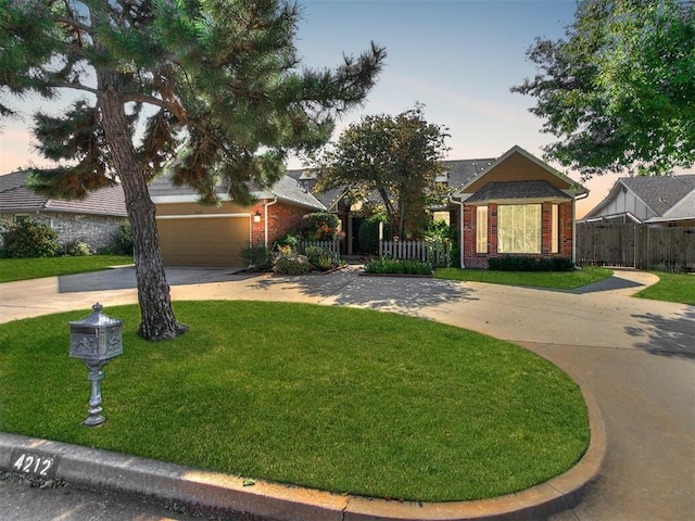 view of front of house featuring a yard