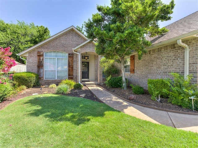 view of front of property featuring a front lawn