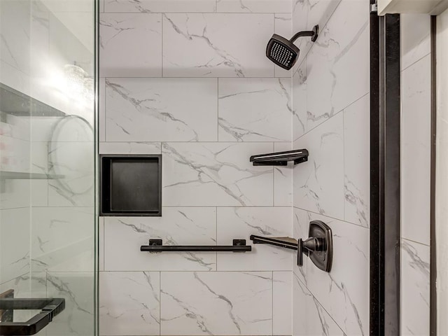1801 Del Simmons Dr, Edmond, OK 73003 - bathroom featuring a tile shower