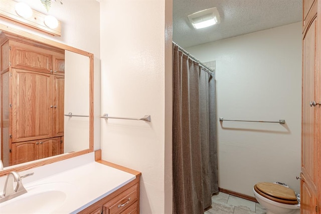 bathroom with a shower with shower curtain, a textured ceiling, vanity, and toilet