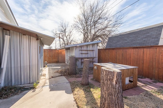 view of yard with a storage shed