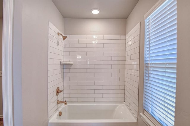 bathroom with tiled shower / bath