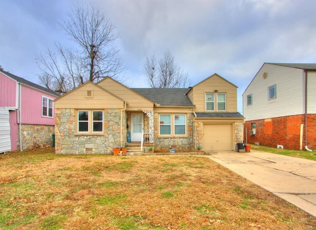 view of front of house featuring a front lawn and a garage