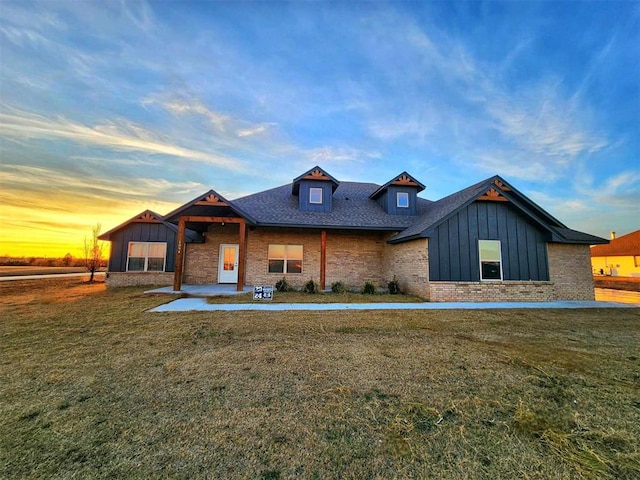 view of front of home featuring a yard