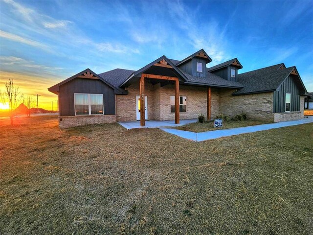 view of front of home featuring a lawn