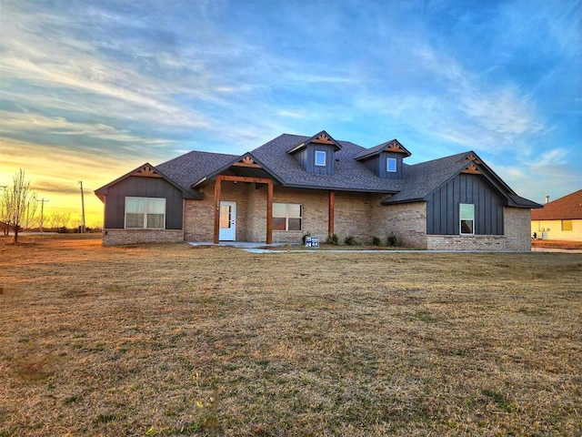 view of front of property featuring a lawn