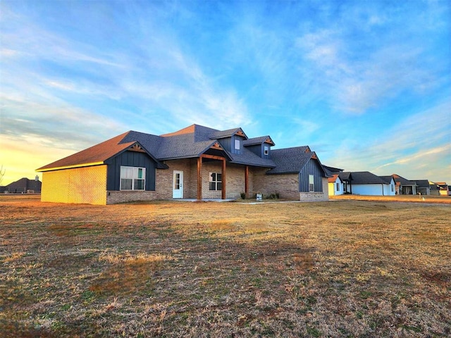 view of front of house featuring a yard