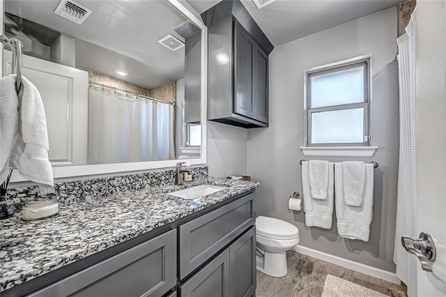 bathroom with a shower with curtain, vanity, and toilet