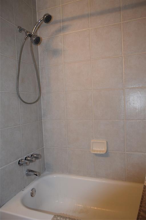 bathroom with tiled shower / bath