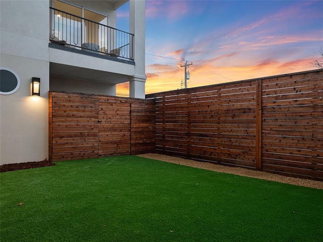 view of yard at dusk