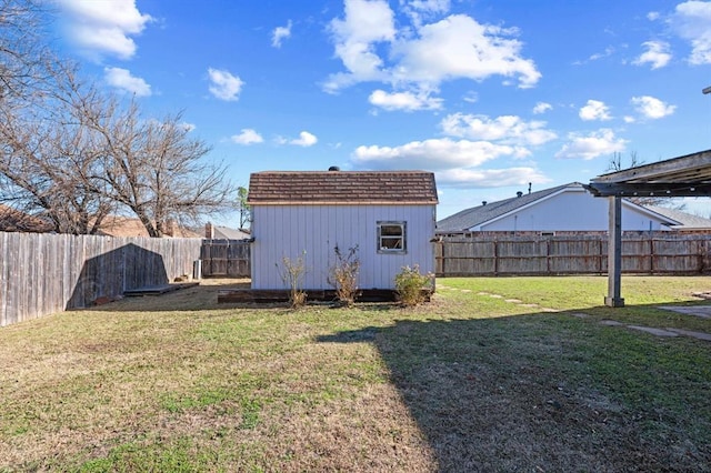 view of yard with a storage unit