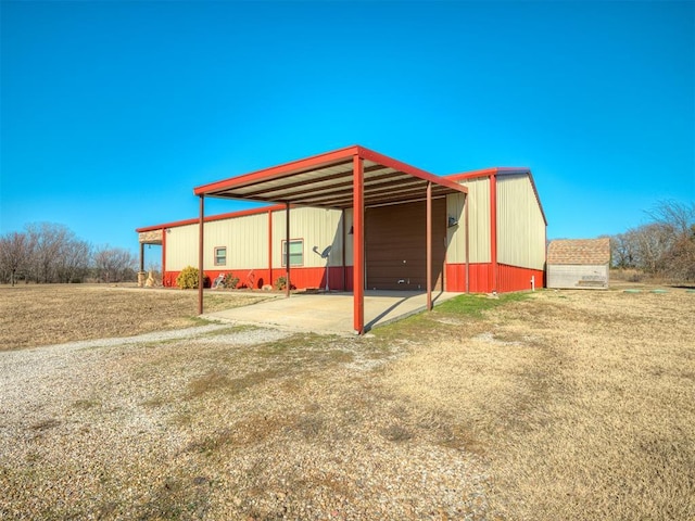 view of pole building with driveway