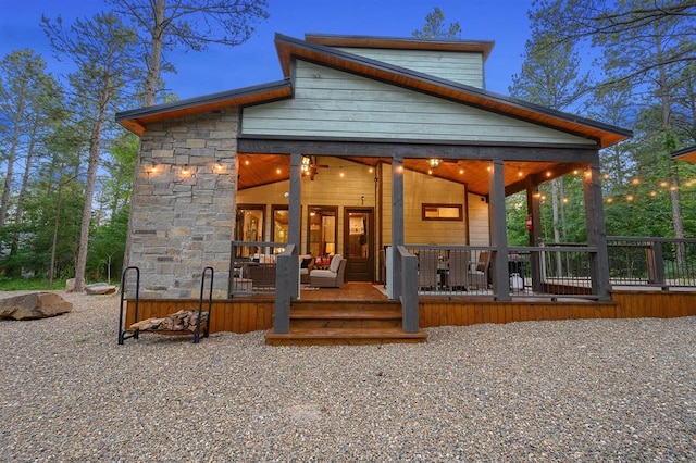 view of front of property featuring outdoor lounge area