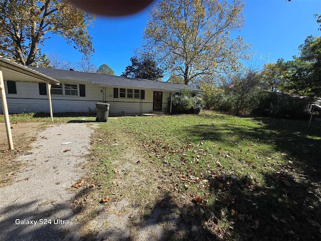 view of front facade featuring a front yard