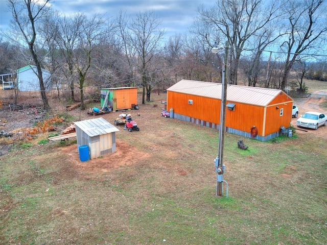 view of yard with an outdoor structure