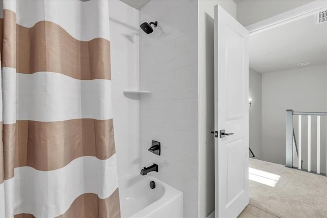 bathroom with shower / tub combo