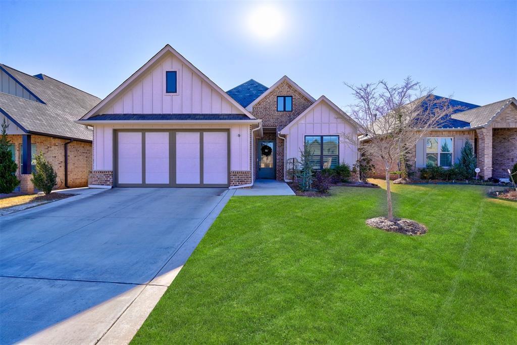 view of front of property featuring a front yard and a garage