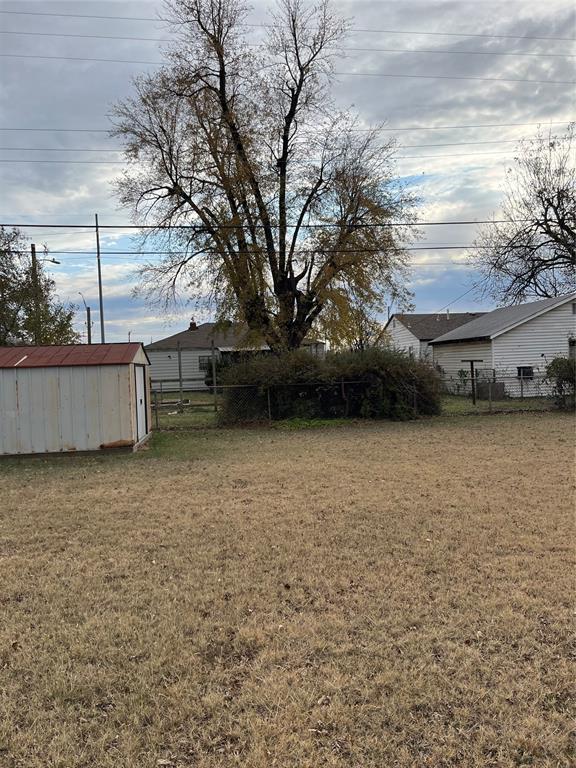 view of yard with a storage shed