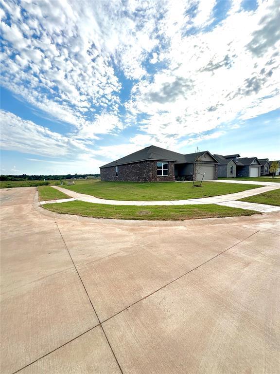 view of front of house featuring a garage and a front lawn