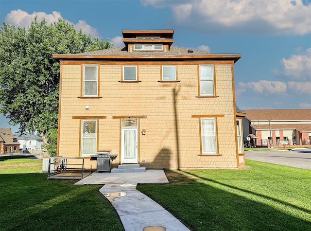 view of front of home featuring a front yard