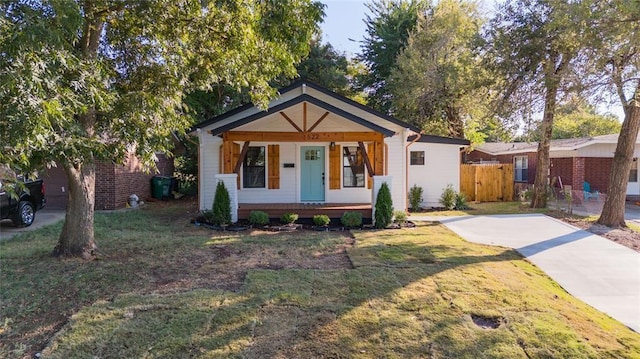 view of front facade featuring covered porch and a front yard