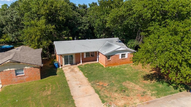 view of front of home featuring a front yard