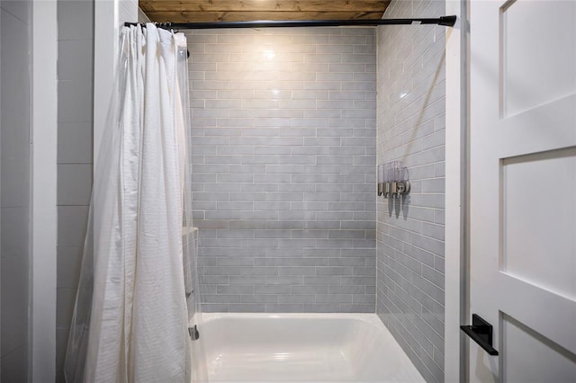 bathroom featuring shower / tub combo