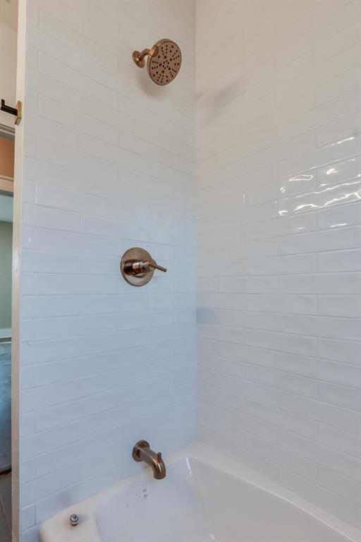 bathroom with tiled shower / bath combo