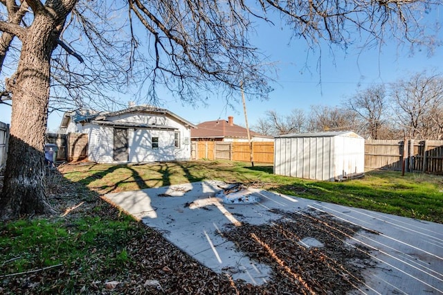 view of yard with a shed