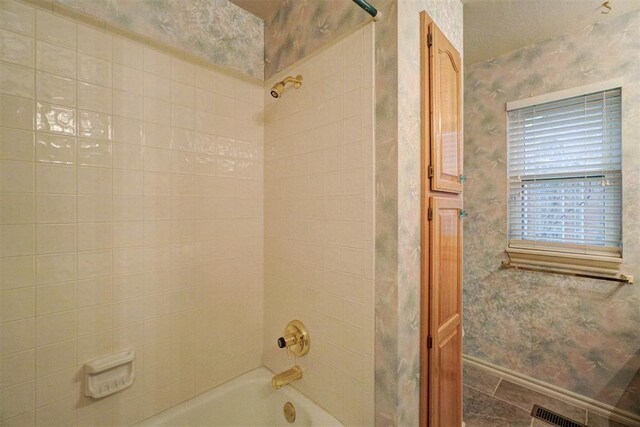 bathroom with tiled shower / bath