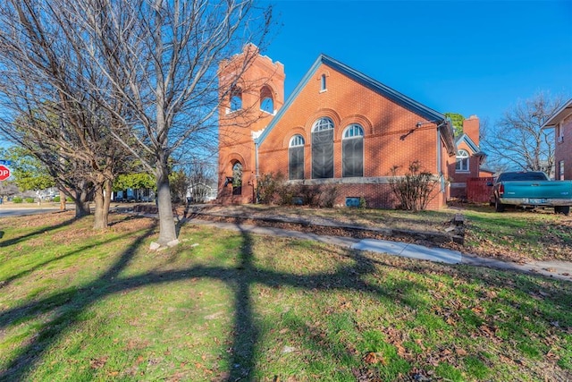 view of front of property featuring a front yard