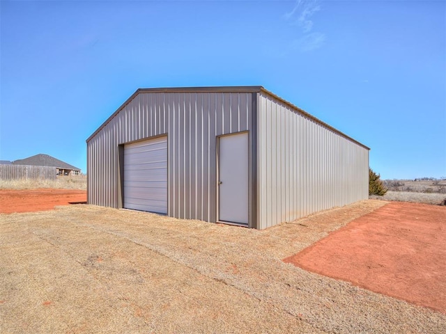 view of outdoor structure with driveway and an outdoor structure