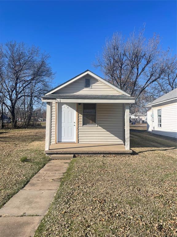 view of front of house featuring a front yard