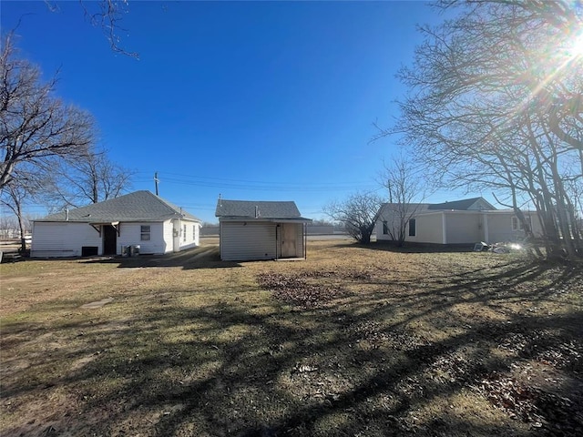 view of yard featuring a storage shed